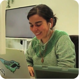 Eine Kursleiterin der Digitalen Drehtür unterrichtet einen Kurs an ihrem Computer.
